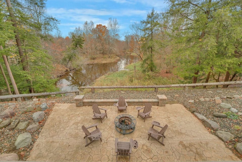 Gather around the fire with stunning views and plenty of seating