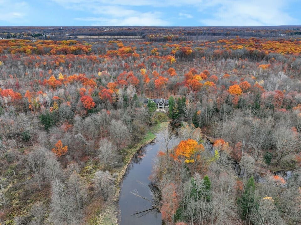 Private lodge on the creek with exclusive access to nature and trails