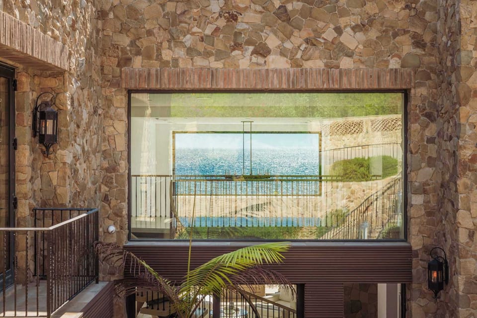 Relaxation meets scenery in this Malibu oceanfront escape.