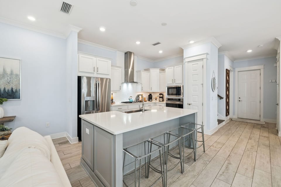 High End Kitchen With Enough Space To Cook With The Whole Family!