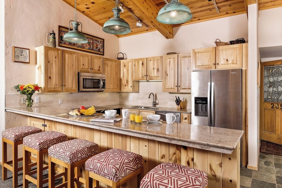 Aspen condo Kitchen dining area