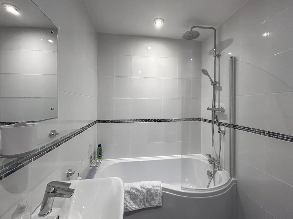 Bathroom | Rookery Farm Holiday Cottage, Bognor Regis