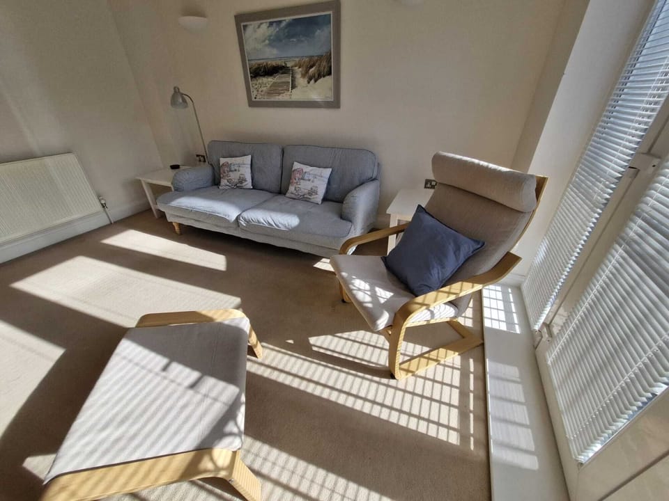 Light and Sunny Spacious Lounge