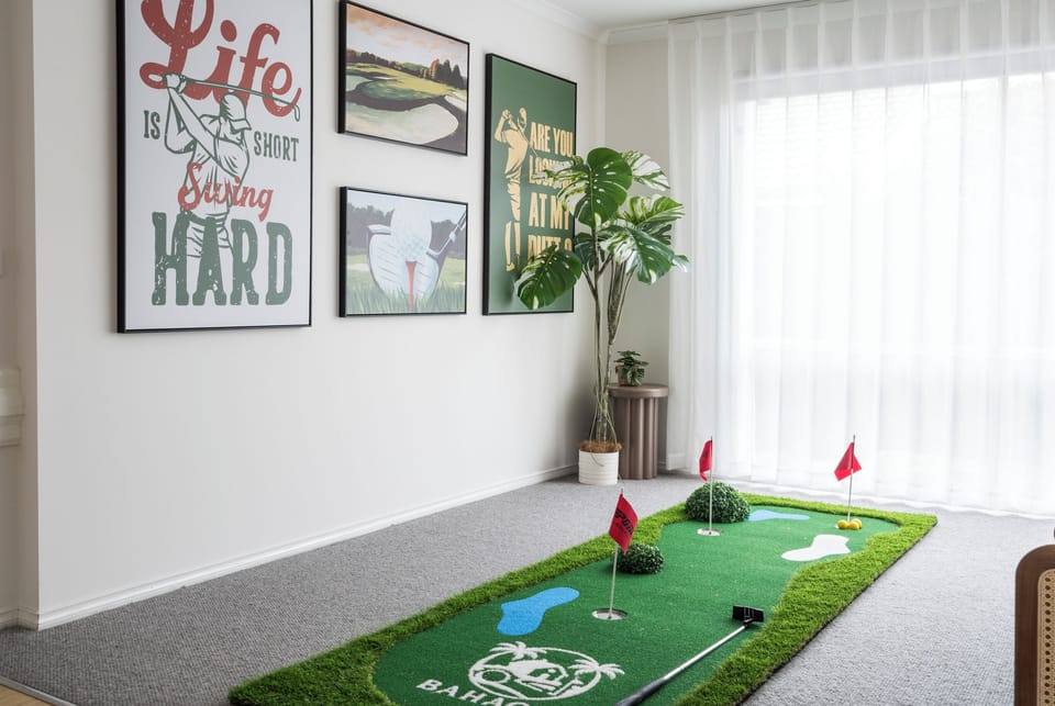 Indoor golf putting game
