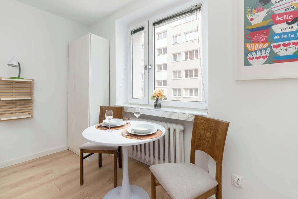 The living area's tasteful furnishings ensure a pleasant stay.