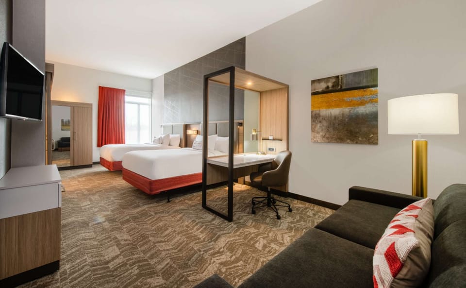 2. Suite, 2 Queen, Trundle bed
