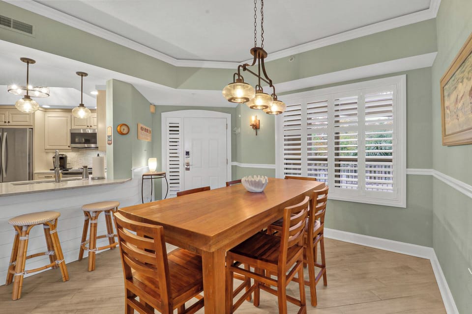 4202 Windsor | Dining area w/ seating for 6 - 4202 Windsor | Dining area w/ seating for 6
