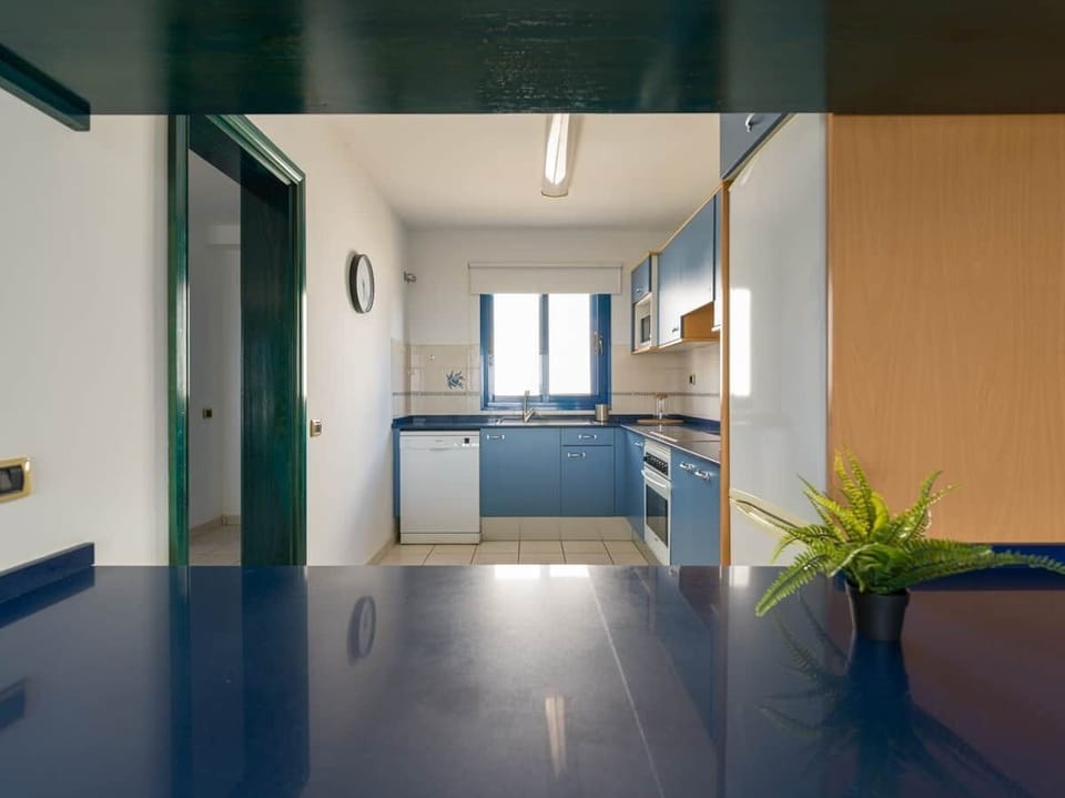 Cocina con barra y vistas al mar 