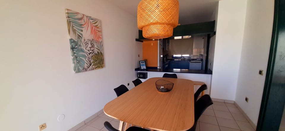 Comedor y cocina al fondo