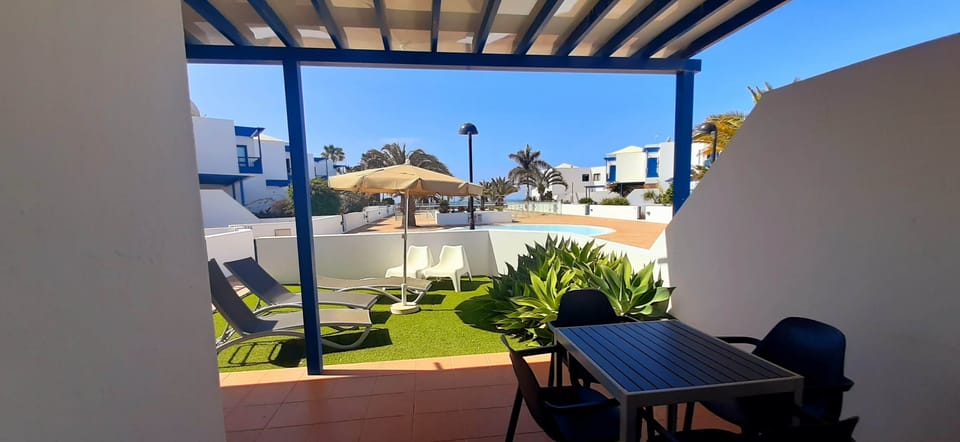 Vistas desde el comedor a la terraza y piscinas