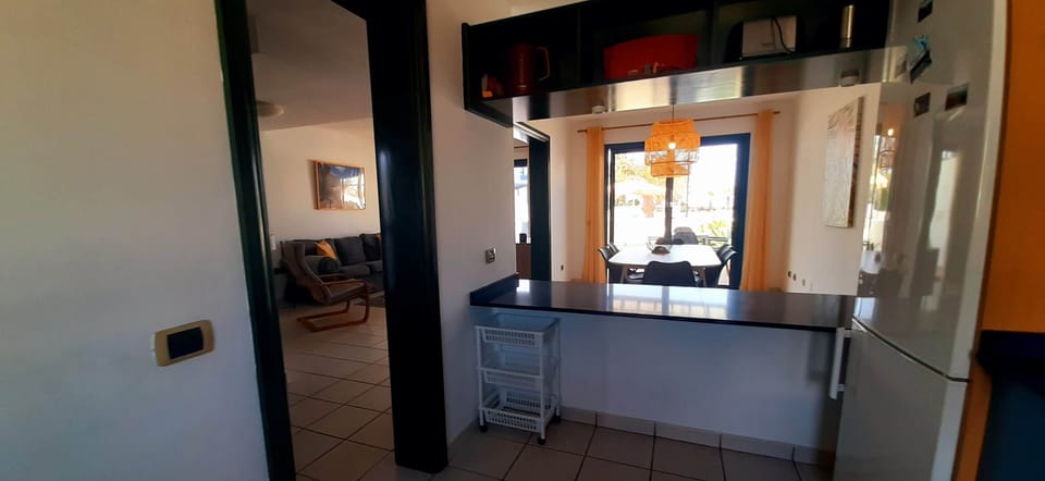 Vista desde la cocina al comedor y salón