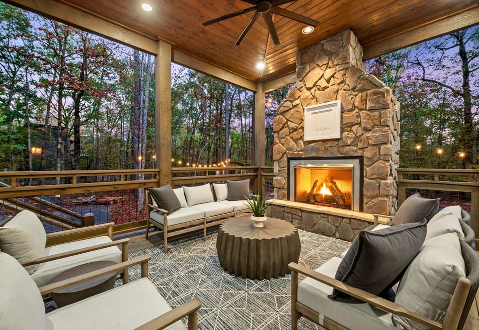 Gather around this beautiful outdoor lounge with a fireplace, ideal for cool mountain nights and intimate conversations.