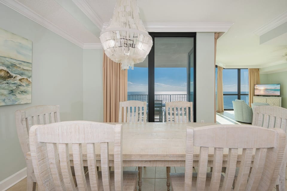 Sunlight sparkles on the gulf as you gather around the dining table for lively family meals in the dining area