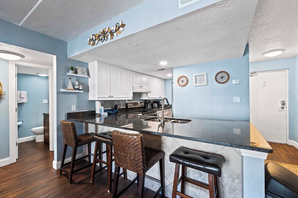 Eat-in kitchen bar seating