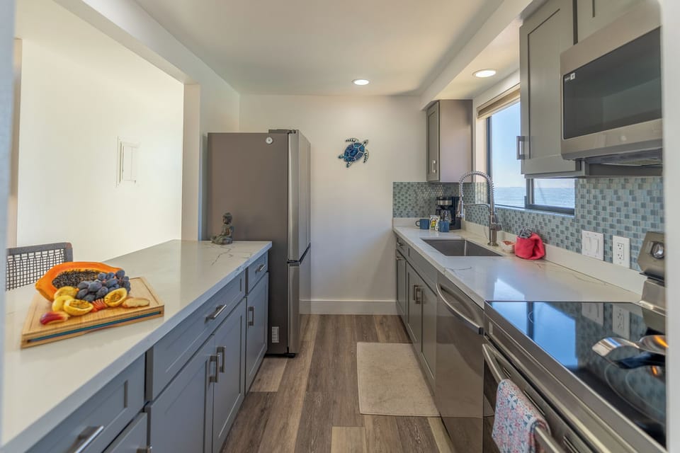 Hono Kai B4-Kitchen with ocean views
