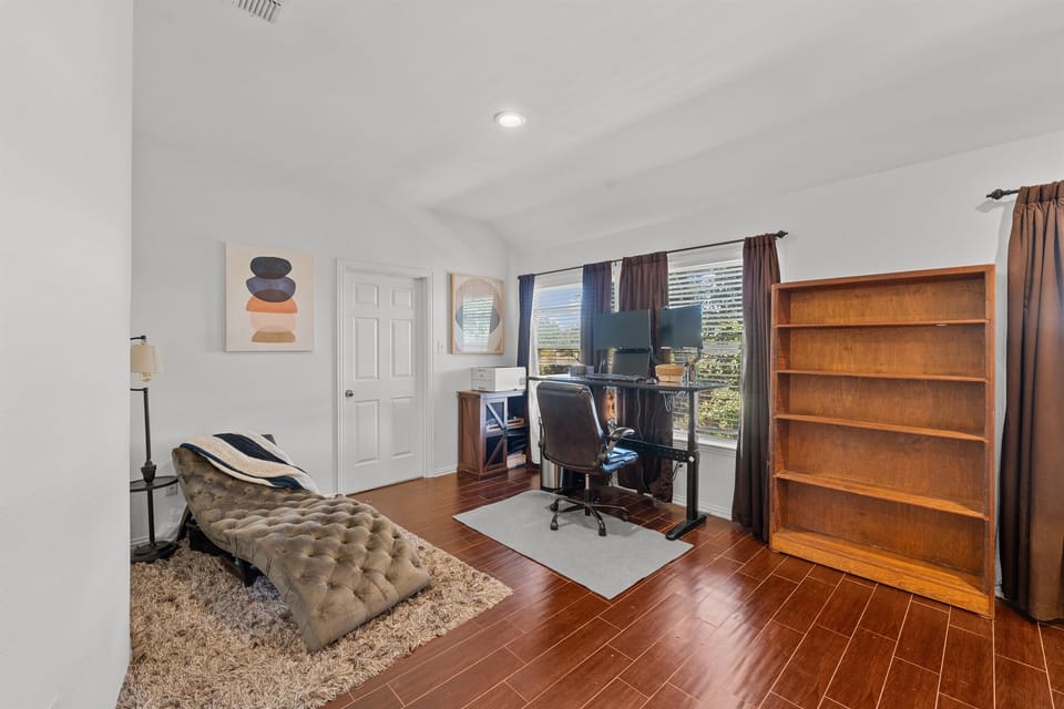 King-bed suite with a calm vibe and its own TV for cozy downtime.