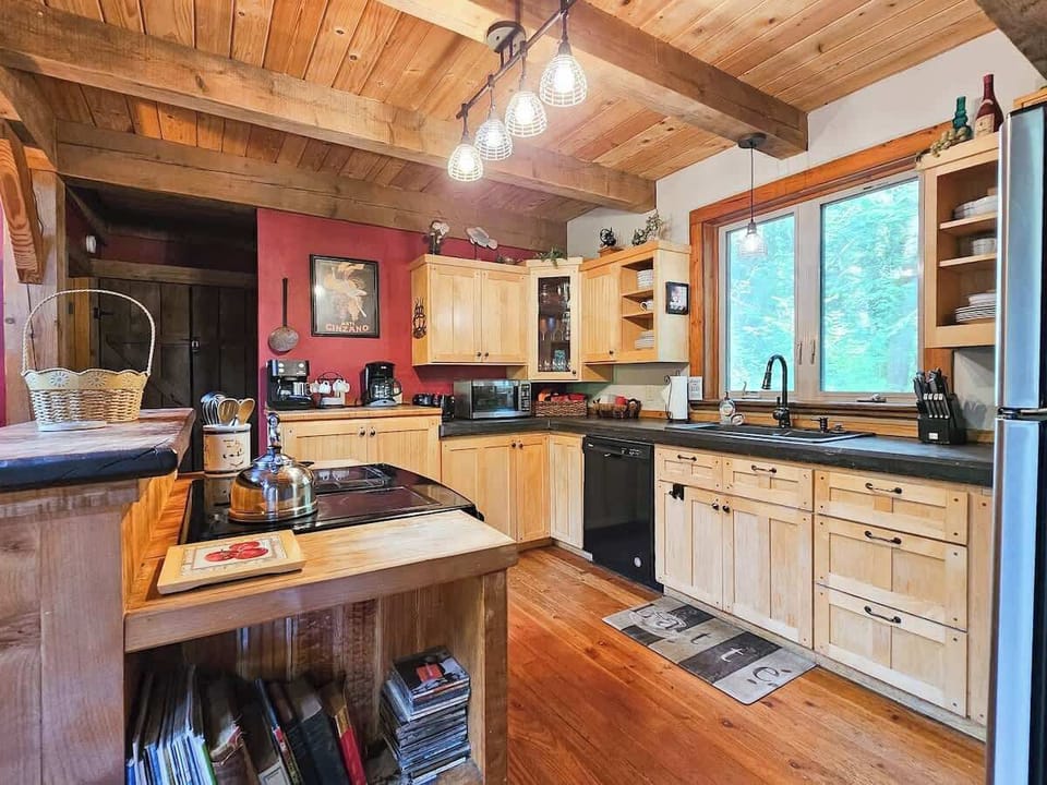Fully stocked kitchen ready for family cooking!