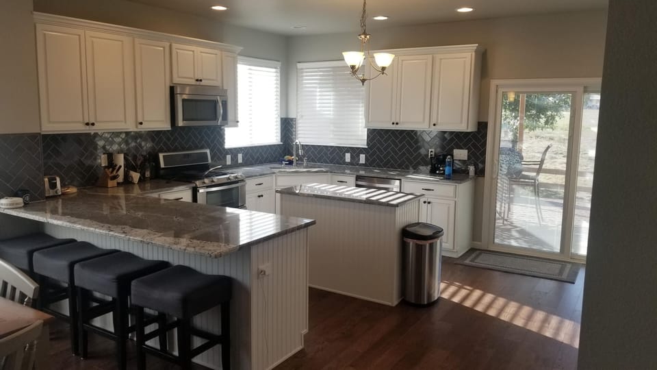 Full Kitchen/Gas range