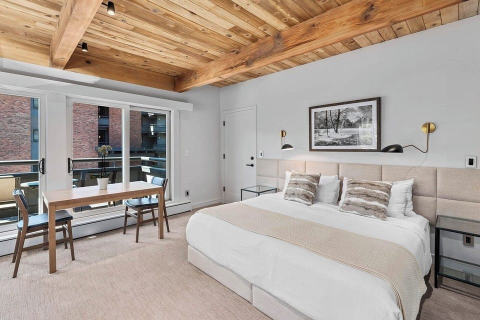 Aspen room Condo Next to the Gondola bedroom