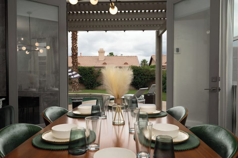 Indoor/outdoor dining 