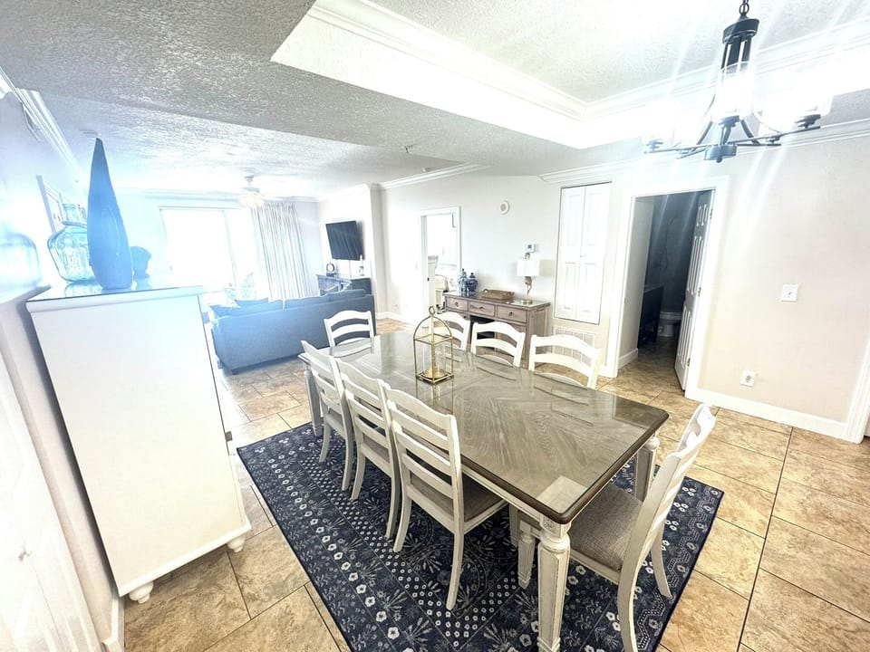 Dining Room sits 8, plus counter bar