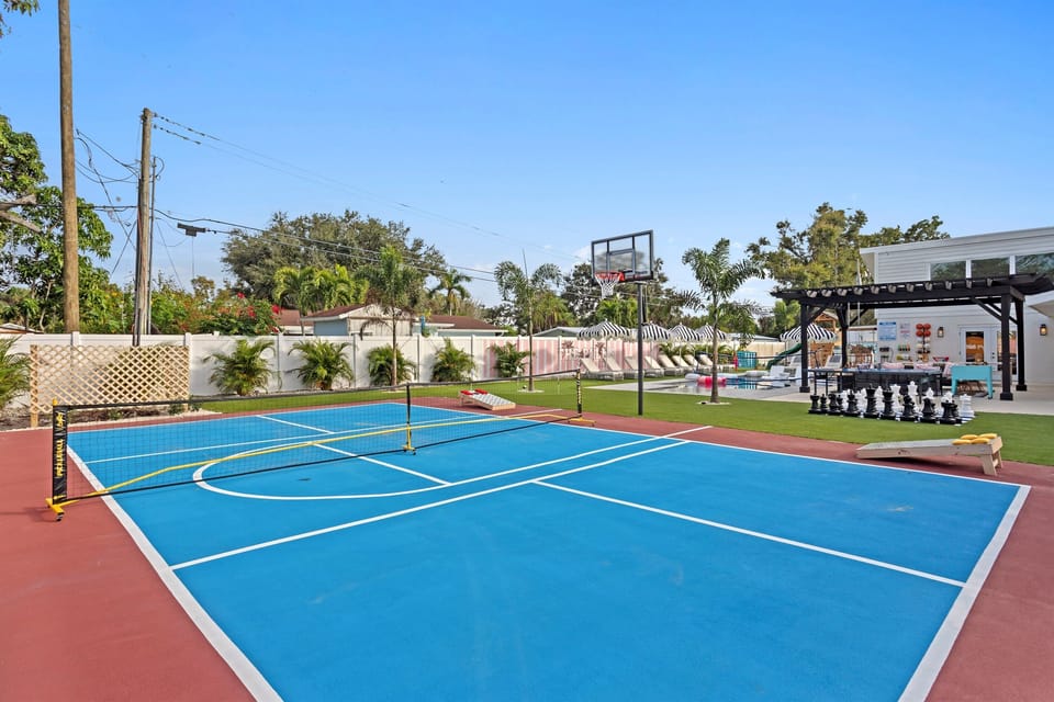 Pickleball & half-court fun for friendly family competitions