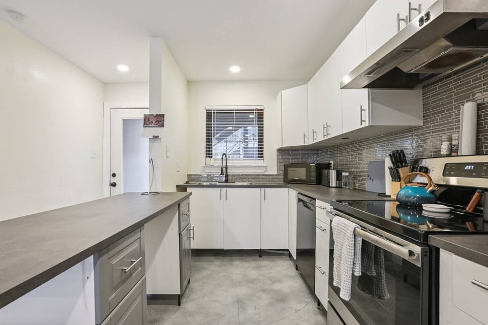 Fully stocked kitchen with Keurig coffee maker, French press, Instapot, Toaster, Microwave, Oven & dishwasher