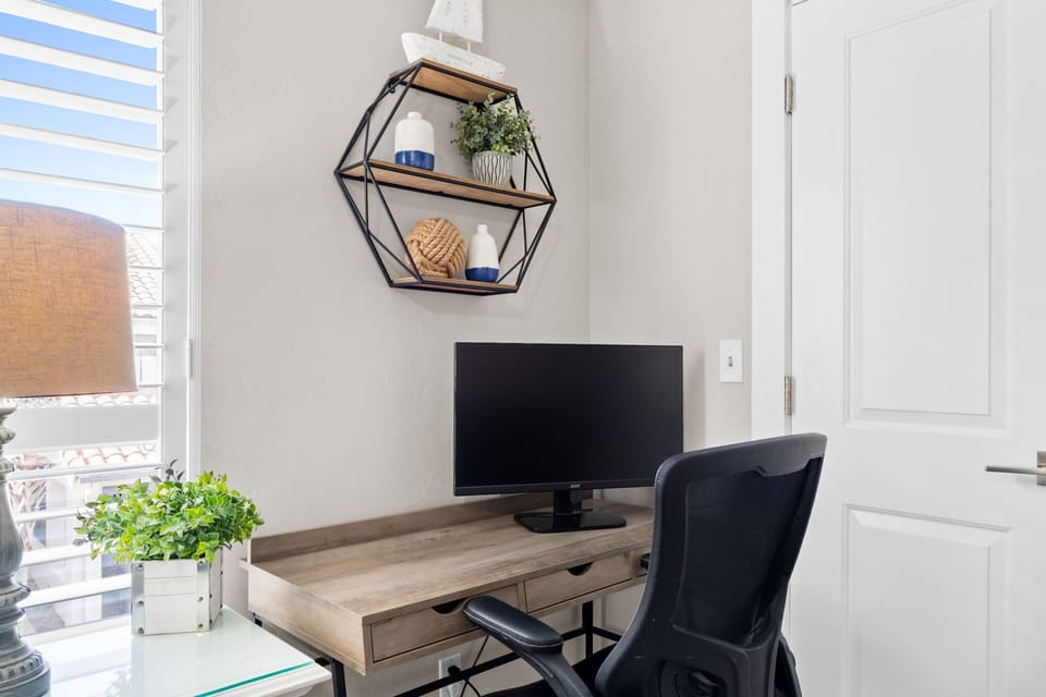King Bed ~ nice little nook in the Master for a little work or business before you start your day.

Professionally Managed by
Breathe Easy Rentals