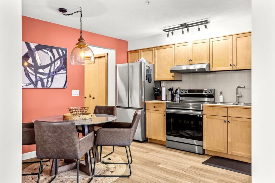Kitchen with all you need. Fridge, stove, dishwasher, coffeemaker, toaster and kettle.