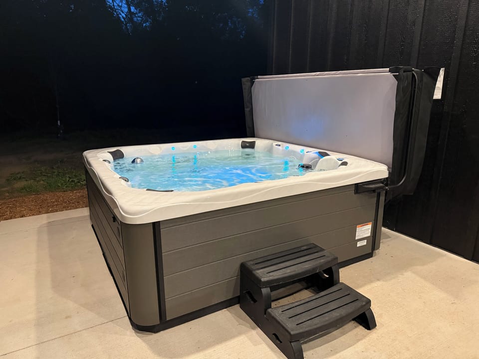 8 person hot tub 
