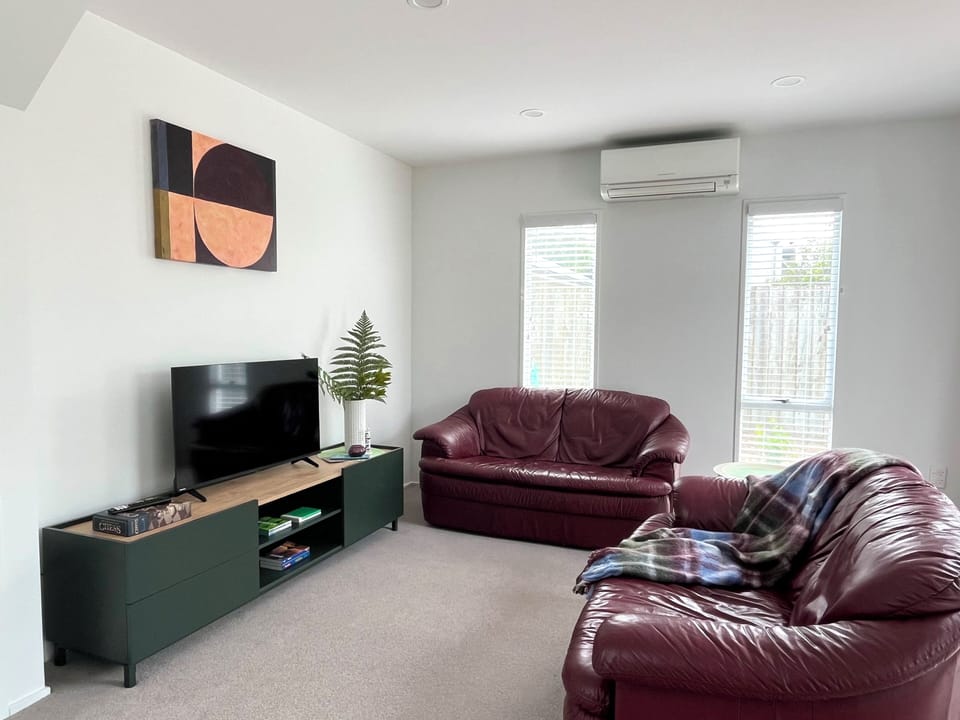 Lounge. Comfy leather sofas, Smart TV. 