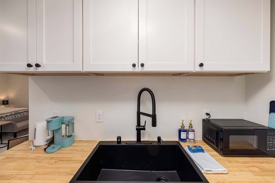 Sink & Cabinets