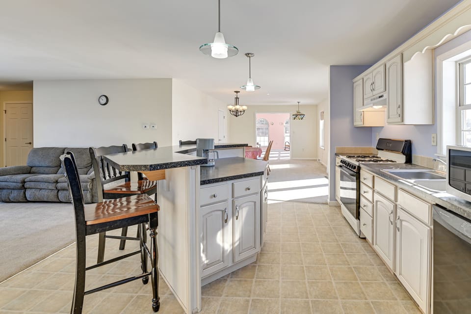 Breakfast Bar | Kitchen | 1st Floor