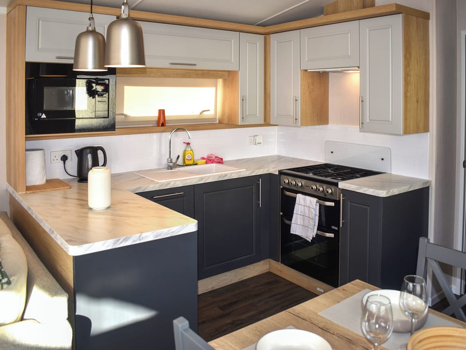 Kitchen | 32 Woodleigh Park, Cheriton Bishop