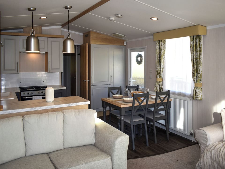 Open plan living space | 32 Woodleigh Park, Cheriton Bishop