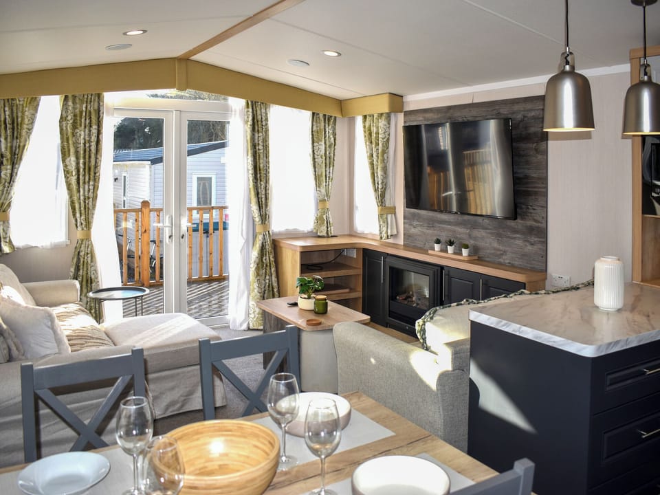 Open plan living space | 32 Woodleigh Park, Cheriton Bishop