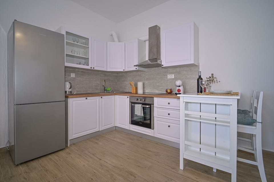 Fully equipped kitchen.