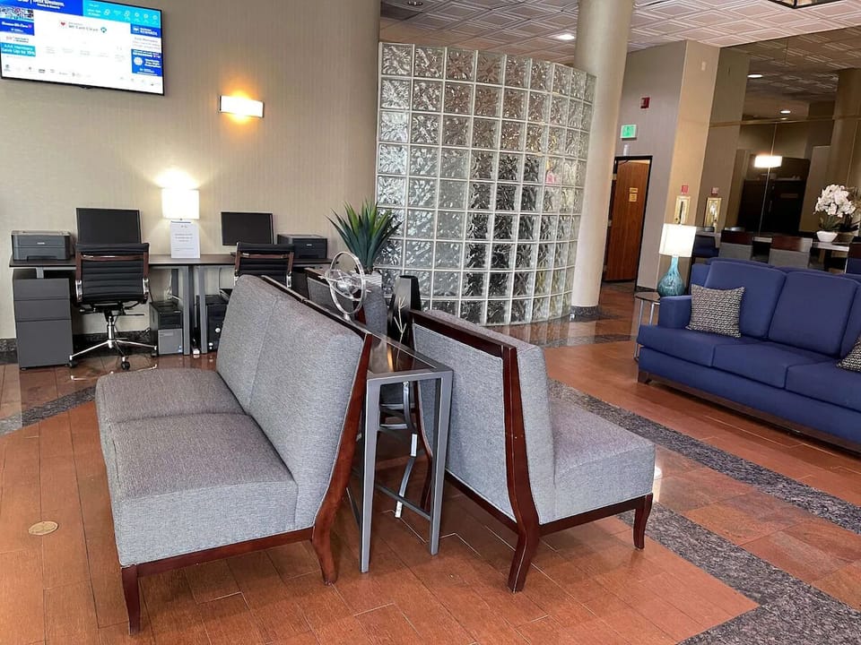 Catch up on work comfortably in the bright business corner.