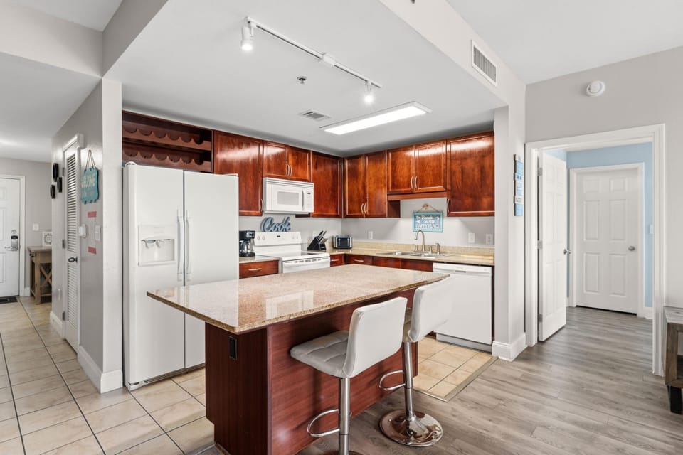 Kitchen with Breakfast Bar