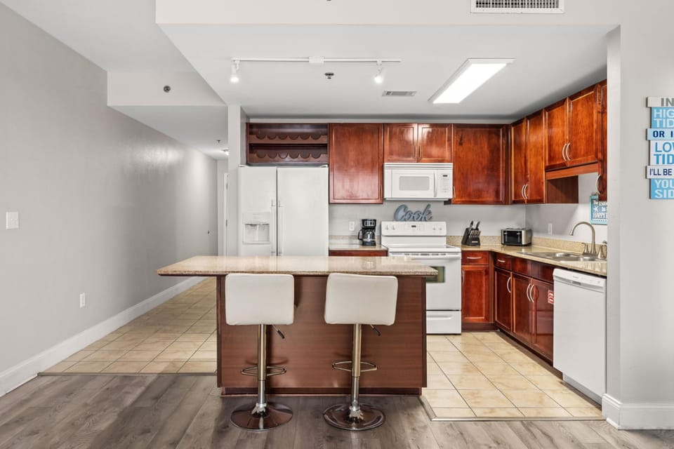 Kitchen with Breakfast Bar