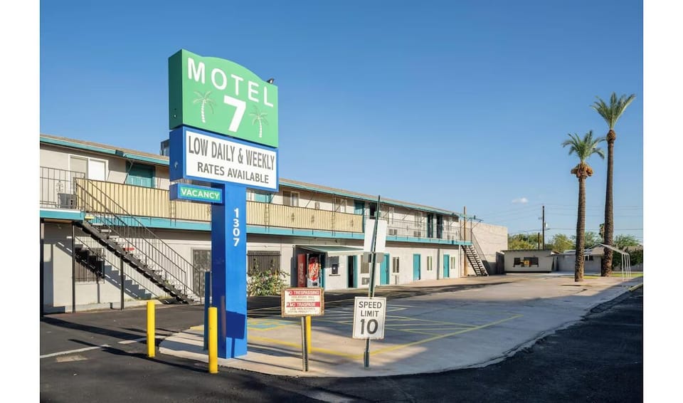 Pull in effortlessly to a classic roadside stay with parking.