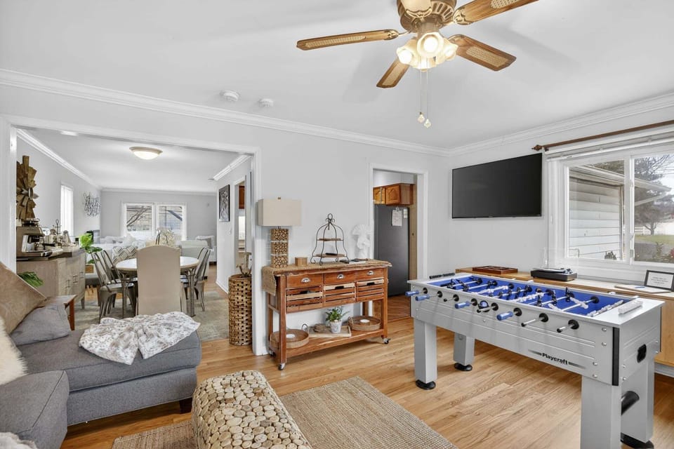 Home Decor, Furniture, Indoors, Living Room, Table
