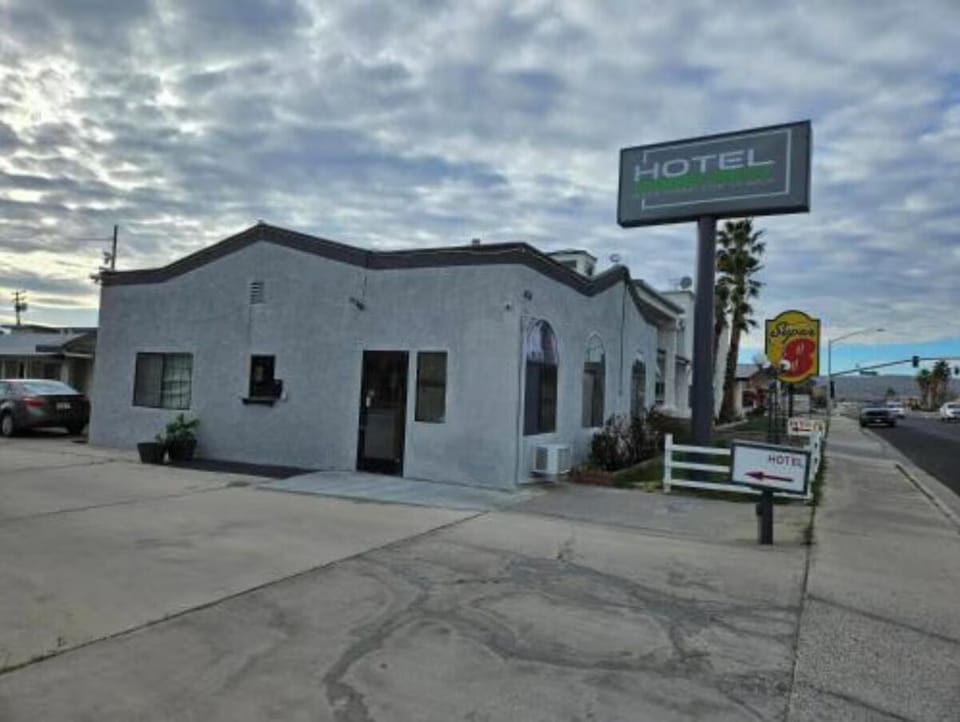 Pull up easily and spot the hotel from the main road.
