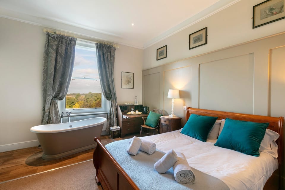 Butler room with feature bath