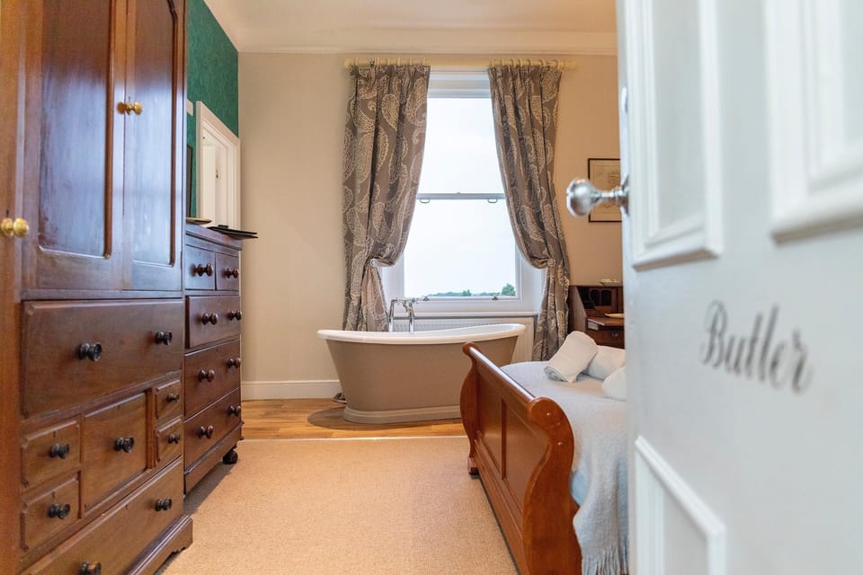 Butler Room with feature bath
