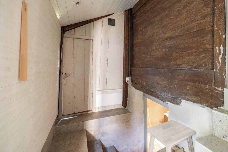 The stairs leading down to the other bedroom.