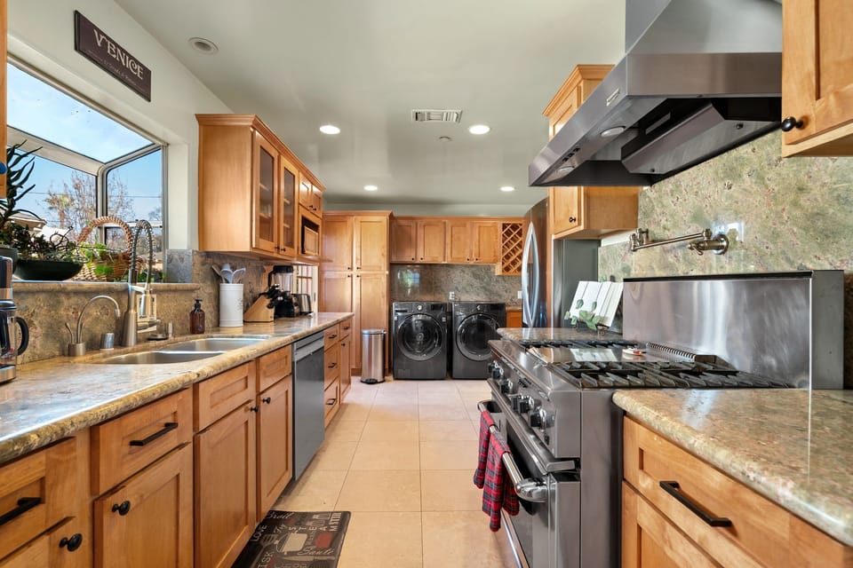Kitchen | Full Kitchen & In-Unit Laundry
