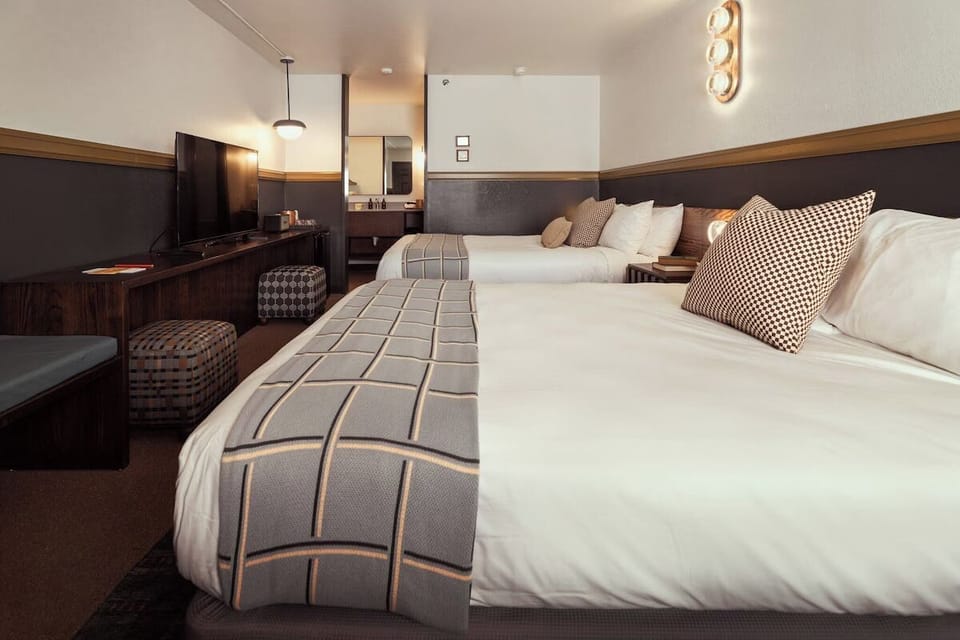 2 Queen beds