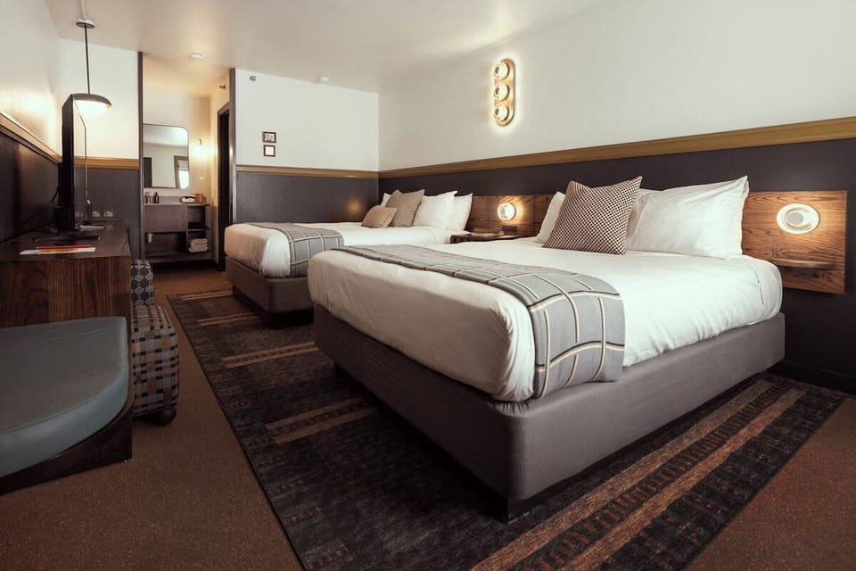 2 Queen beds