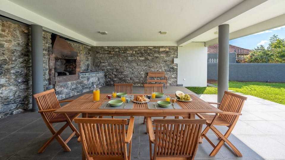 Covered outdoor dining area with rustic charm, perfect for alfresco meals and social gatherings in the privacy of the villa.
#OutdoorDining #AlfrescoLiving #Funchal #LovelyStay